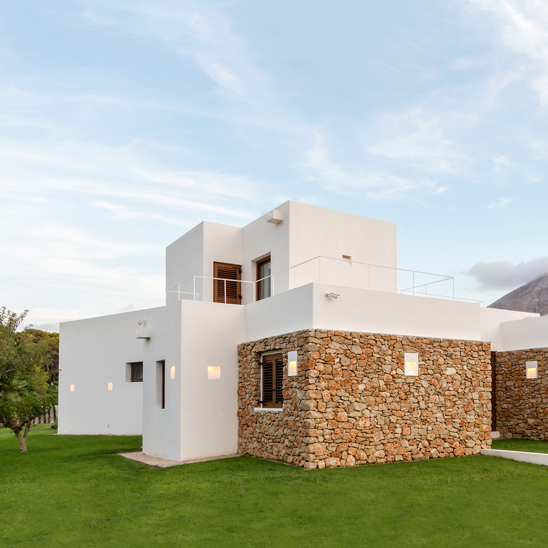 Casa moderna con patio mediterráneo